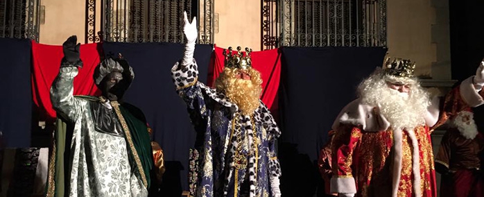 Els Reis Mags d'Orient saludant a la plaça del Perelló a Vilablareix.